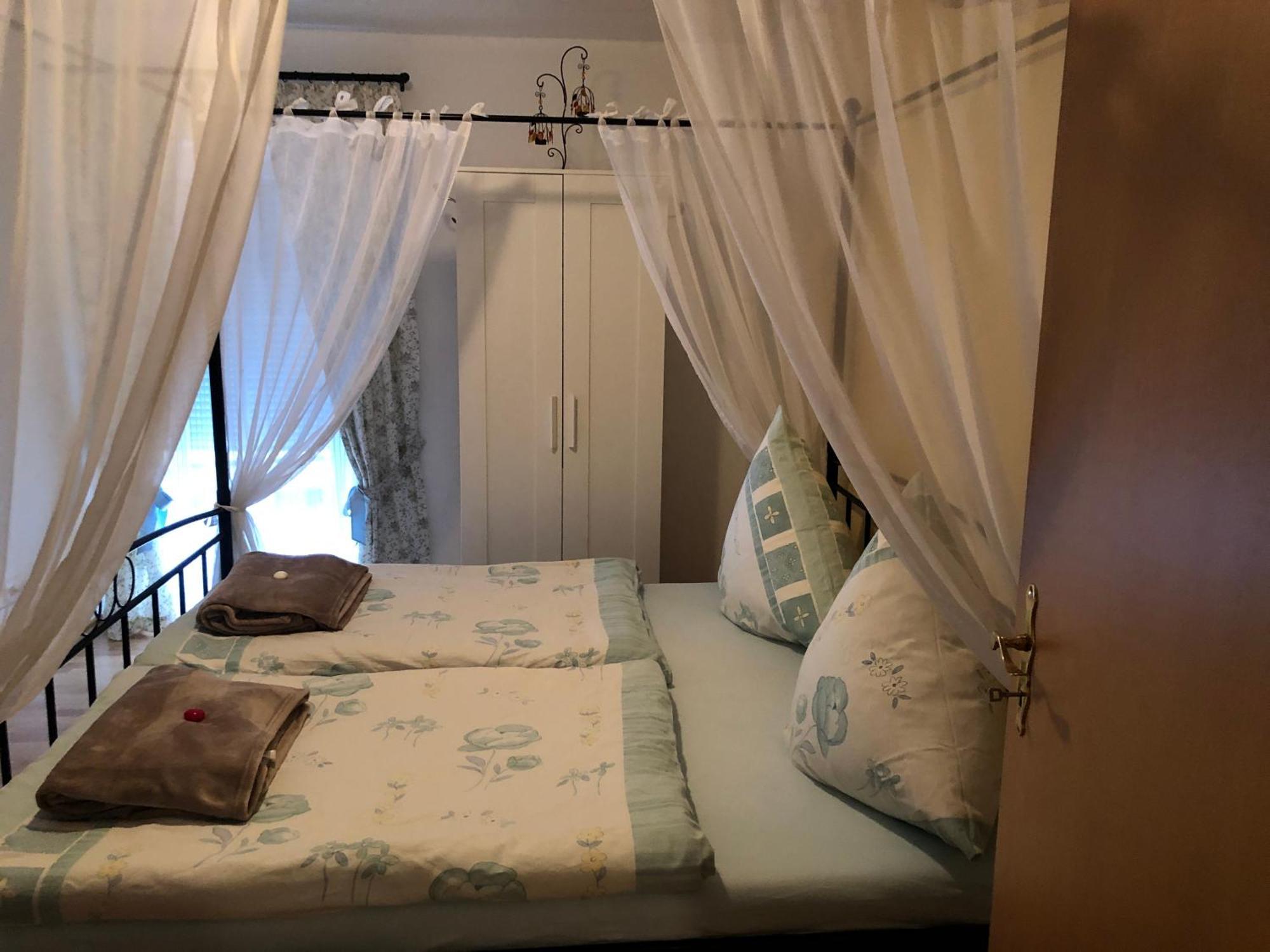 Schoene Ferienwohnung In Bahnhofsnaehe Fuer Urlaub, Studium Oder Arbeit Deggendorf Exterior foto