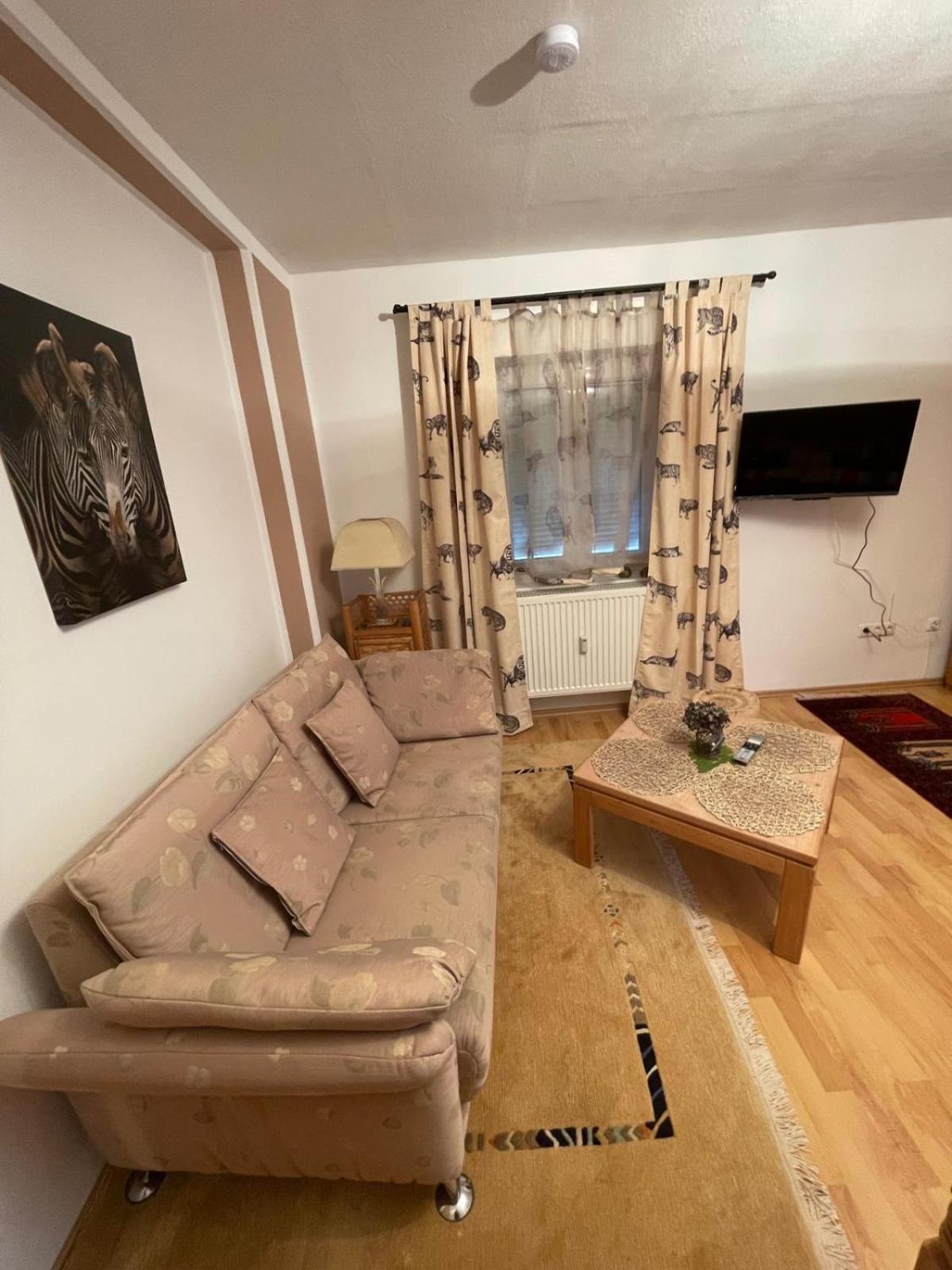 Schoene Ferienwohnung In Bahnhofsnaehe Fuer Urlaub, Studium Oder Arbeit Deggendorf Exterior foto