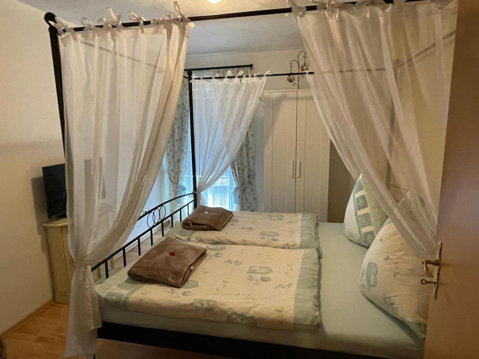 Schoene Ferienwohnung In Bahnhofsnaehe Fuer Urlaub, Studium Oder Arbeit Deggendorf Exterior foto